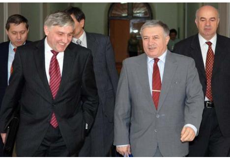 DISCRET. De când a demisionat din funcţia de preşedinte al Consiliului Concurenţei în 2007, Mihai Berinde (dreapta) a dispărut din peisajul public. El a rămas însă cu funcţii importante: prodecan la Ştiinţe Economice în Oradea şi director în cadrul Petrom